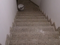 Instalação de pedra de granito nas escadas