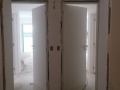 Instalação de portas nos apartamentos